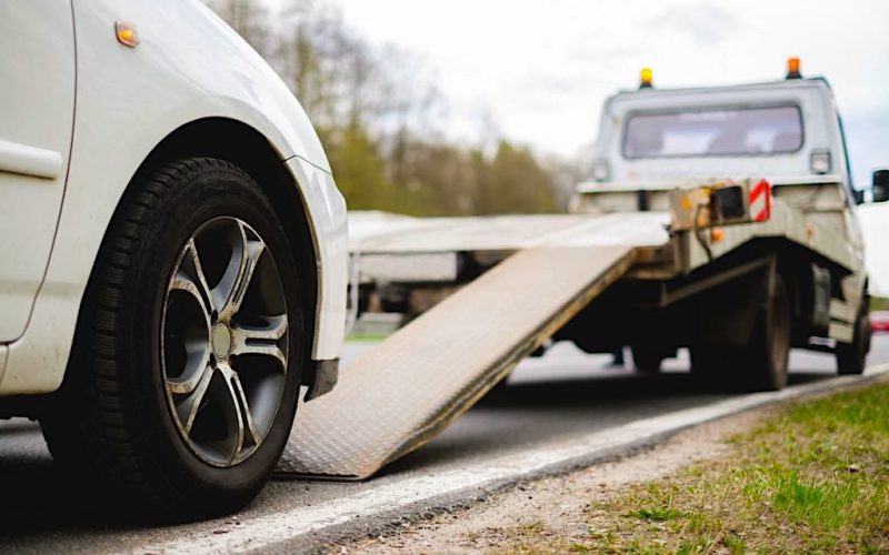 Intervento di soccorso stradale con carico auto su carroattrezzi